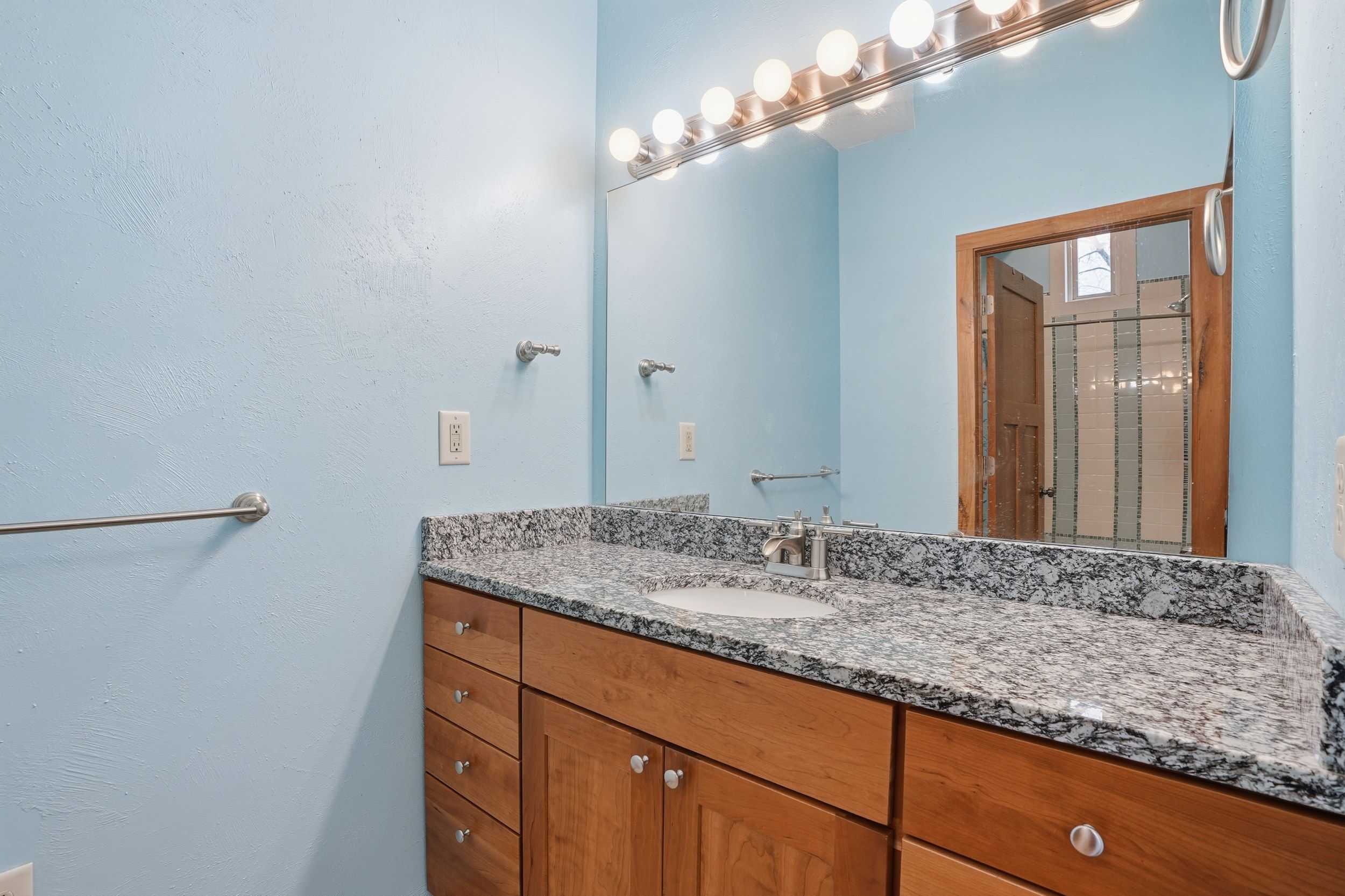 Listing Photo: 3300 Underwood Ave 0027-